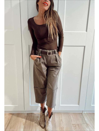 Pantalón Barrel con Cinturón AKINNA Taupe HEVE Pantalón Barrel con Cinturón AKINNA Taupe HEVE