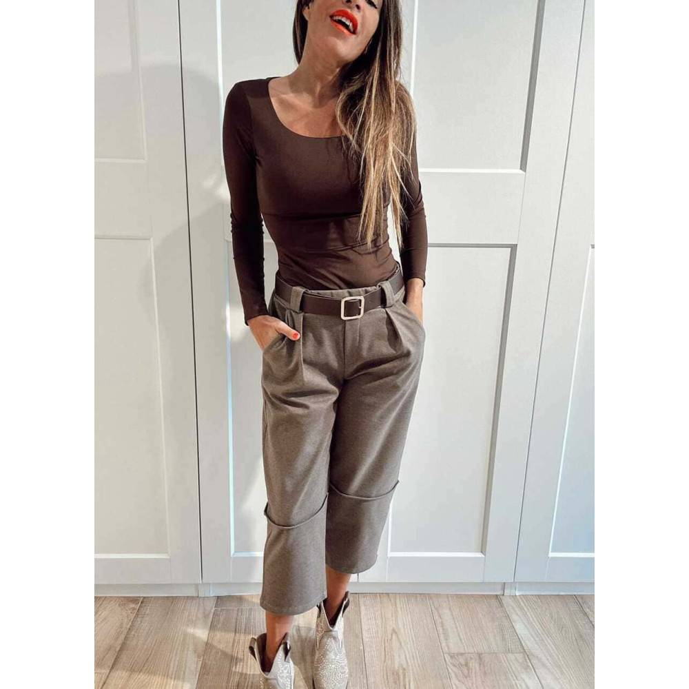 Pantalón Barrel con Cinturón AKINNA Taupe HEVE Pantalón Barrel con Cinturón AKINNA Taupe HEVE