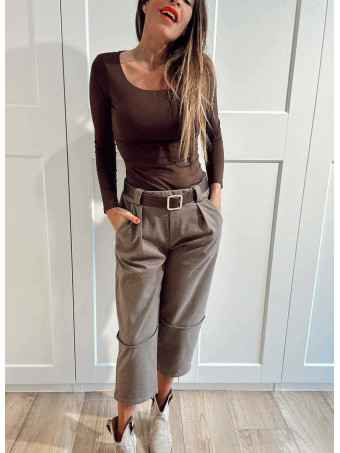 Pantalón Barrel con Cinturón AKINNA Taupe HEVE Pantalón Barrel con Cinturón AKINNA Taupe HEVE