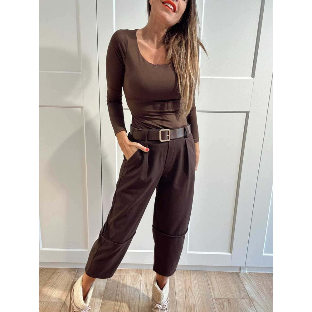 Pantalón Barrel con Cinturón AKINNA Marrón HEVE Pantalón Barrel con Cinturón AKINNA Marrón HEVE