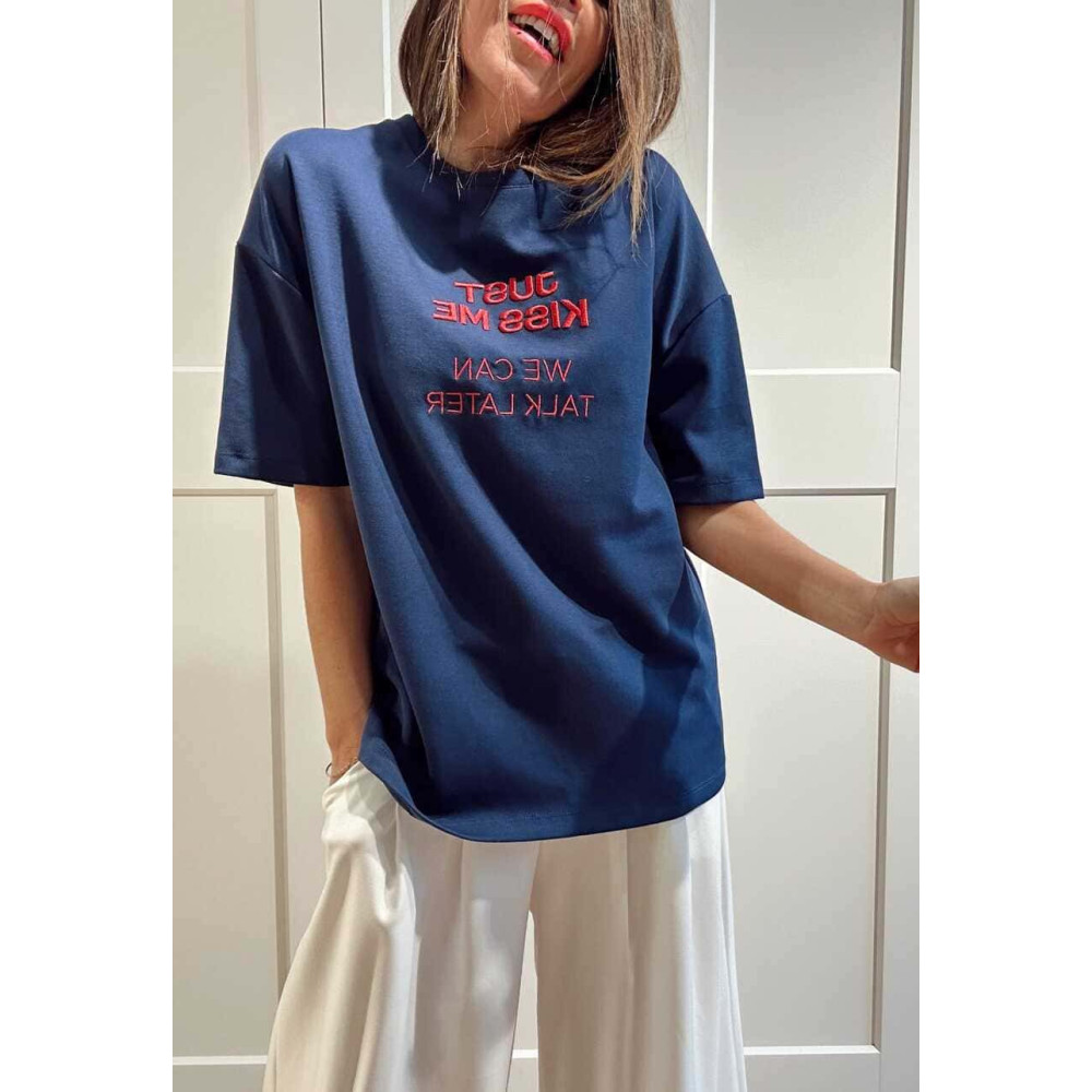 Camiseta Mensaje Bordado JUST KISS ME Marino HEVE