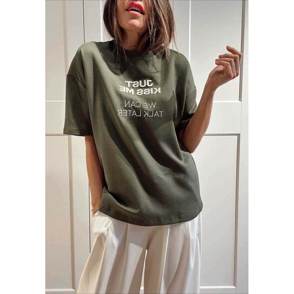 Camiseta Mensaje Bordado JUST KISS ME Verde Militar HEVE