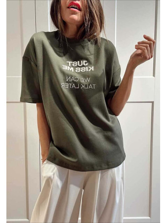 Camiseta Mensaje Bordado JUST KISS ME Verde Militar HEVE