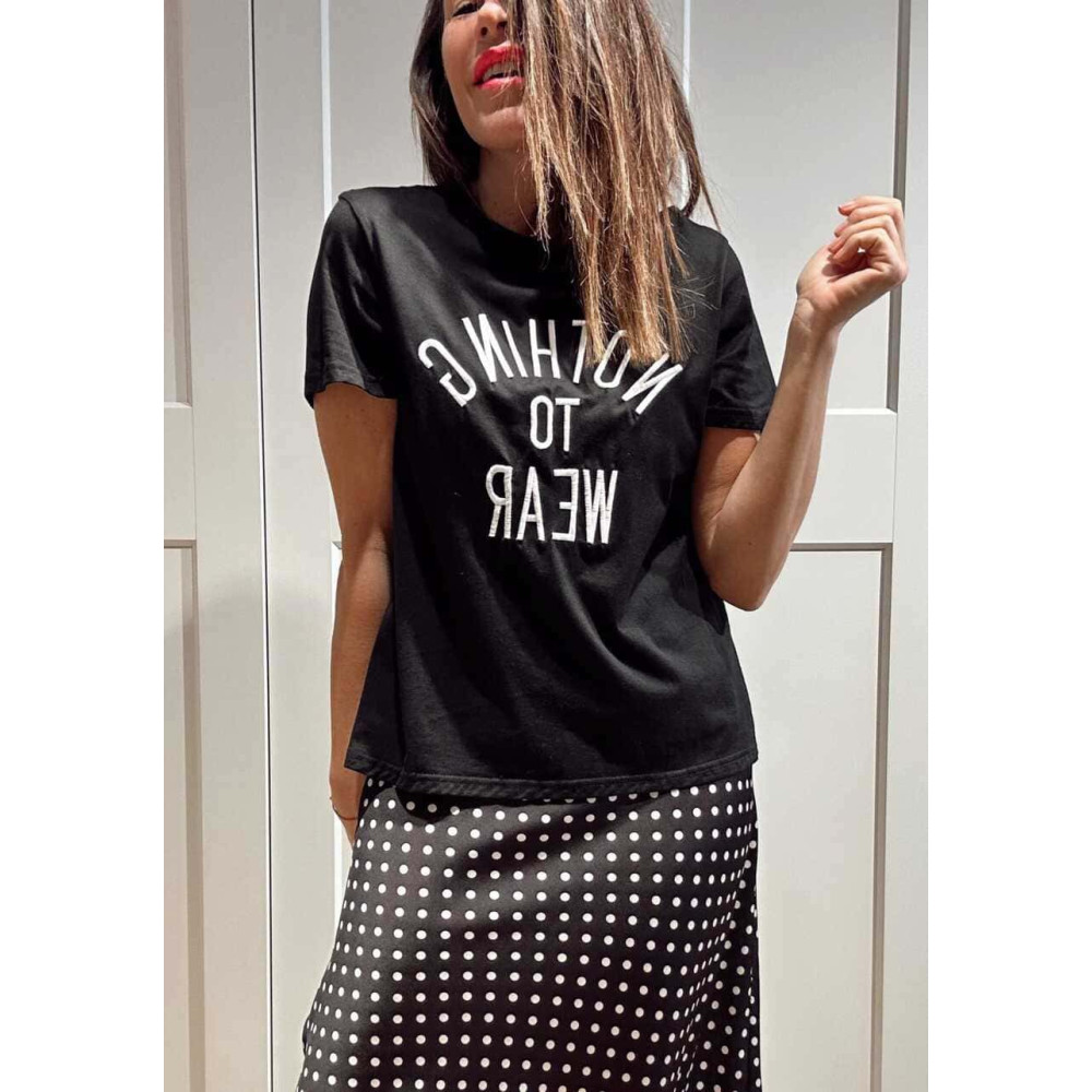 Camiseta Mensaje Bordado NOTHING TO WEAR Negro HEVE