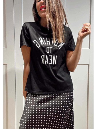 Camiseta Mensaje Bordado NOTHING TO WEAR Negro HEVE