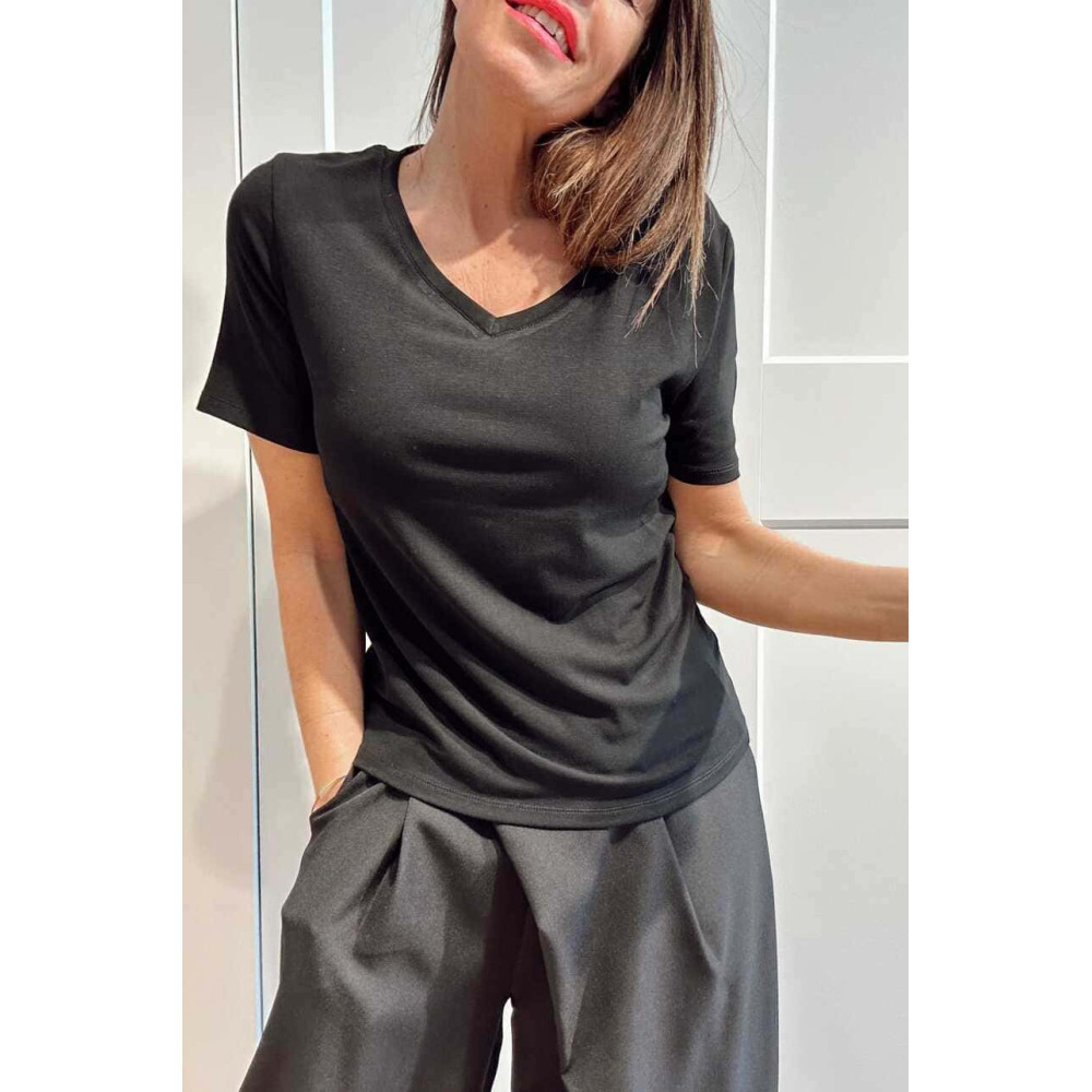 Camiseta Elástica Escote Pico SUTTON Negro HEVE