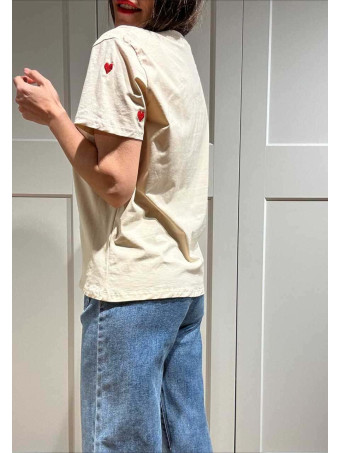 Camiseta Regular Fit Corazones Bordados LOVAK Beige HEVE