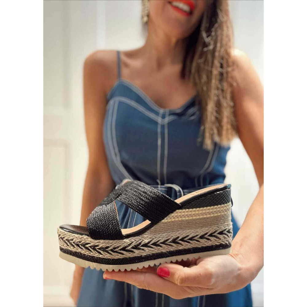 Sandalia Cruzada con Cuña y Plataforma KALAMEA Negro HEVE
