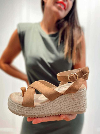 Sandalia Cruzada con Cuña y Plataforma SAVONA Camel HEVE