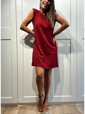 Vestido Corto Hombreras SHATTOU Burdeos HEVE