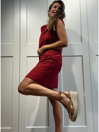 Vestido Corto Hombreras SHATTOU Burdeos HEVE