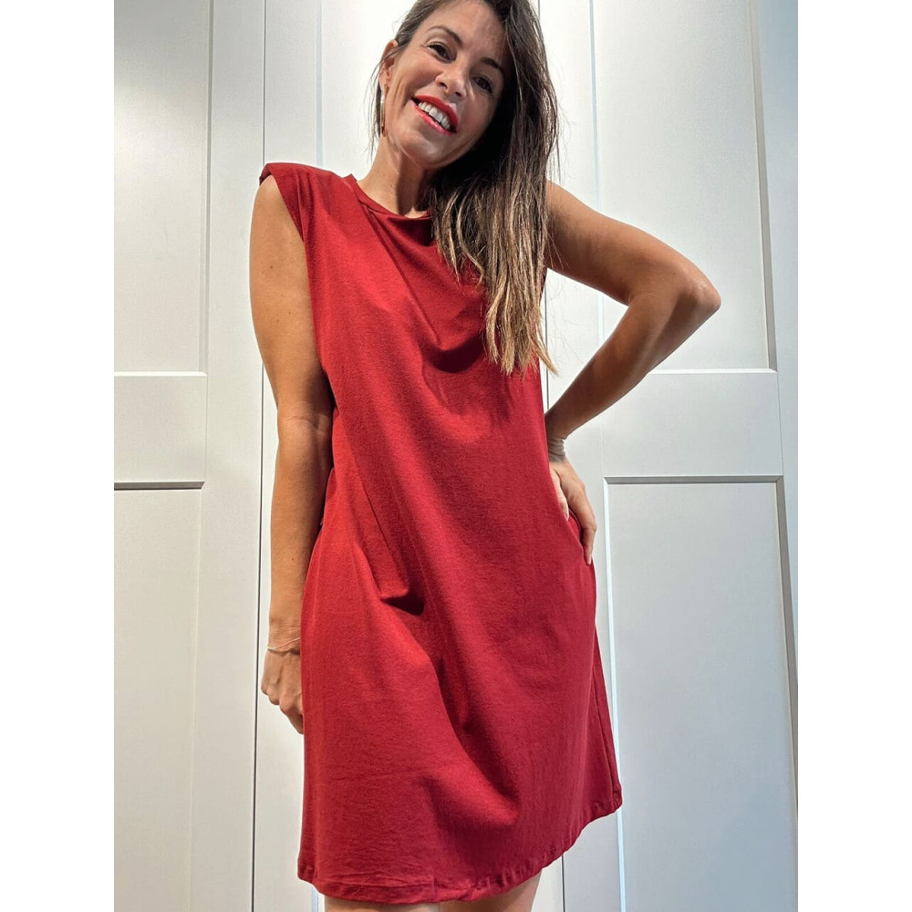 Vestido Corto Hombreras SHATTOU Burdeos HEVE