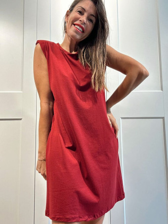 Vestido Corto Hombreras SHATTOU Burdeos HEVE