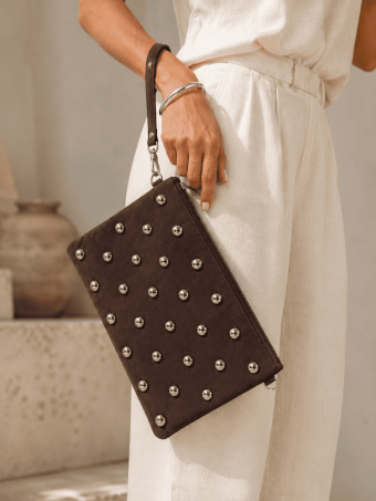 Bolso Efecto Ante Tachas SIDNEY Chocolate HEVE
