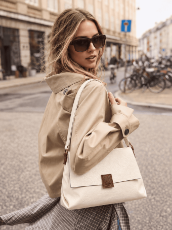 Bolso Básico Solapa SYABIL Beige HEVE